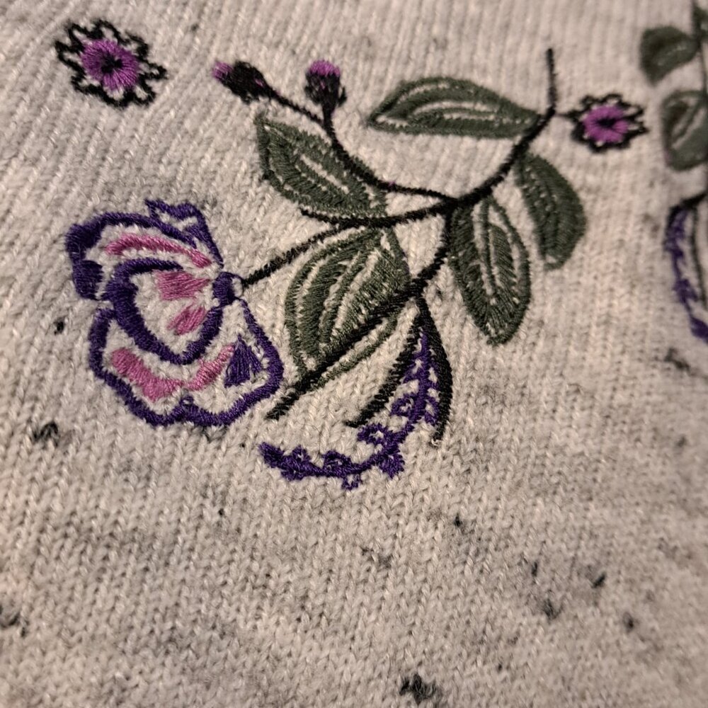 Nice detailed Sweater/Sweatshirt with a Floral Embroidered Pattern - Picture 5 of 6